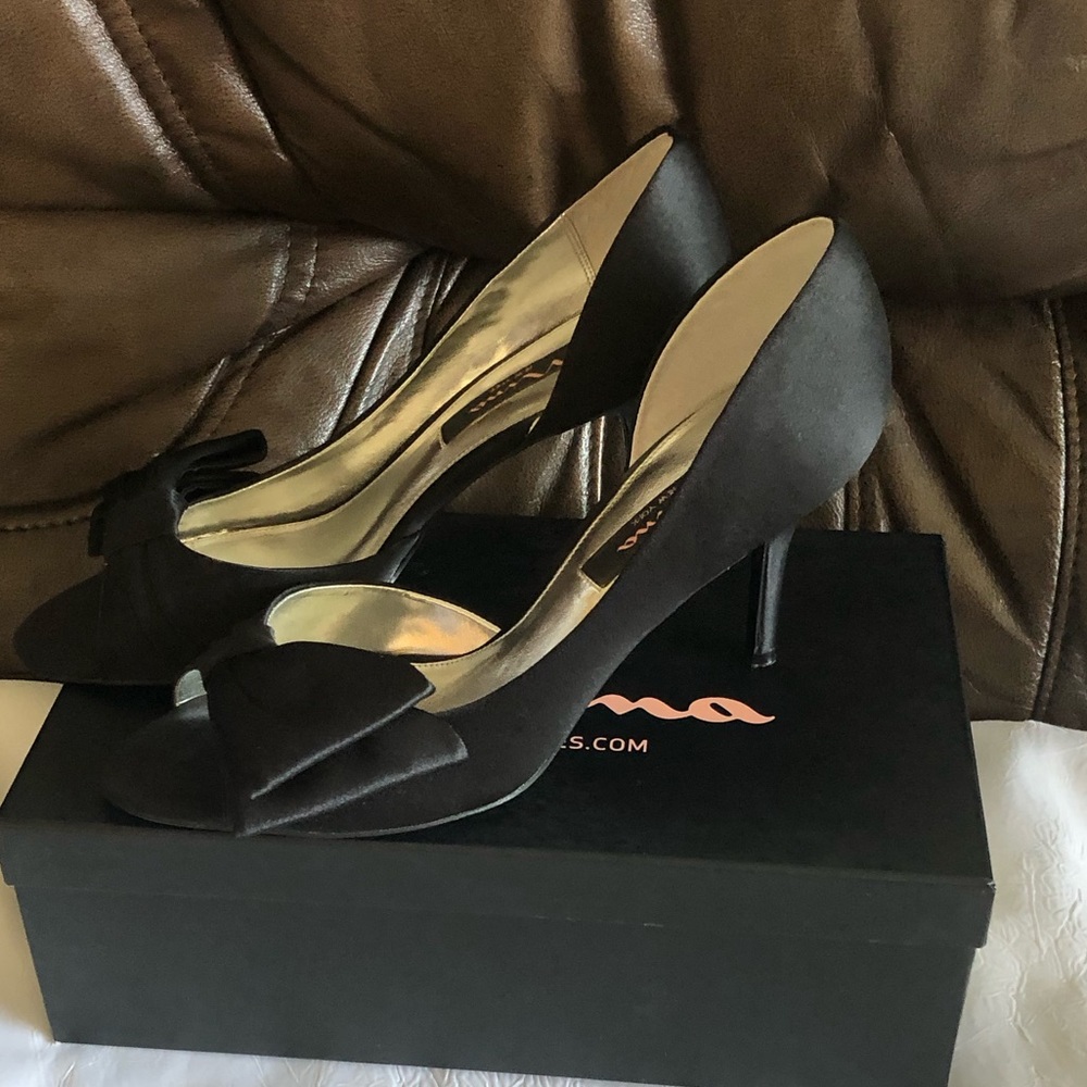 NEW in Box Nina black satin peep toe heels, size 9